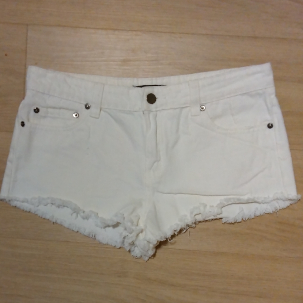 FOREVER 21- Low Rise White Booty Shorts Size 28